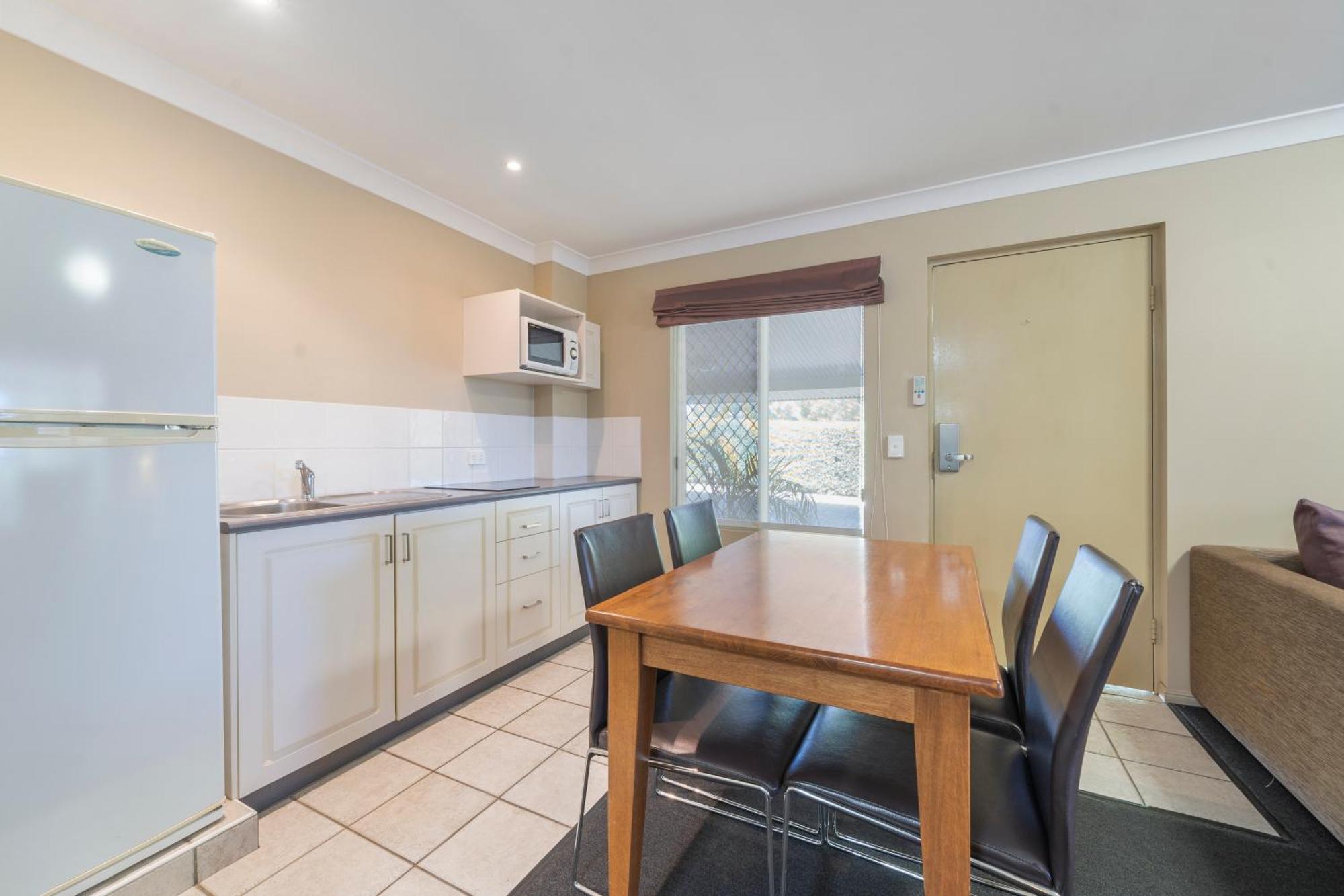 Ambassador On Ruthven Motel Toowoomba Room photo