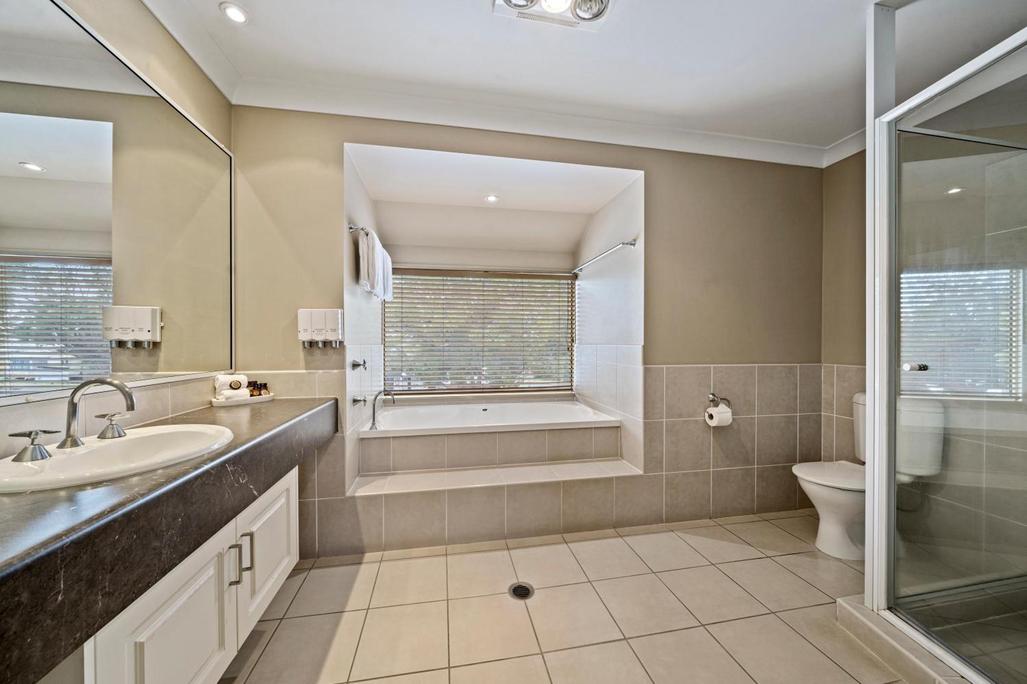Ambassador On Ruthven Motel Toowoomba Room photo