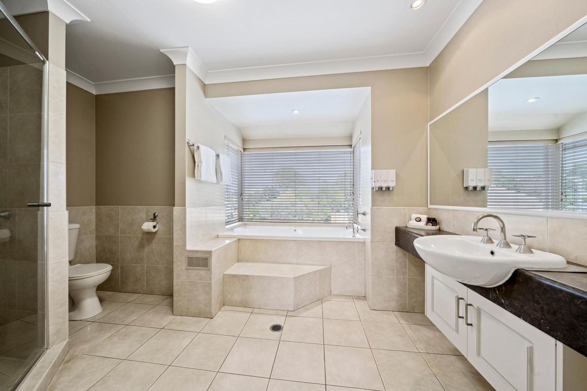 Ambassador On Ruthven Motel Toowoomba Room photo